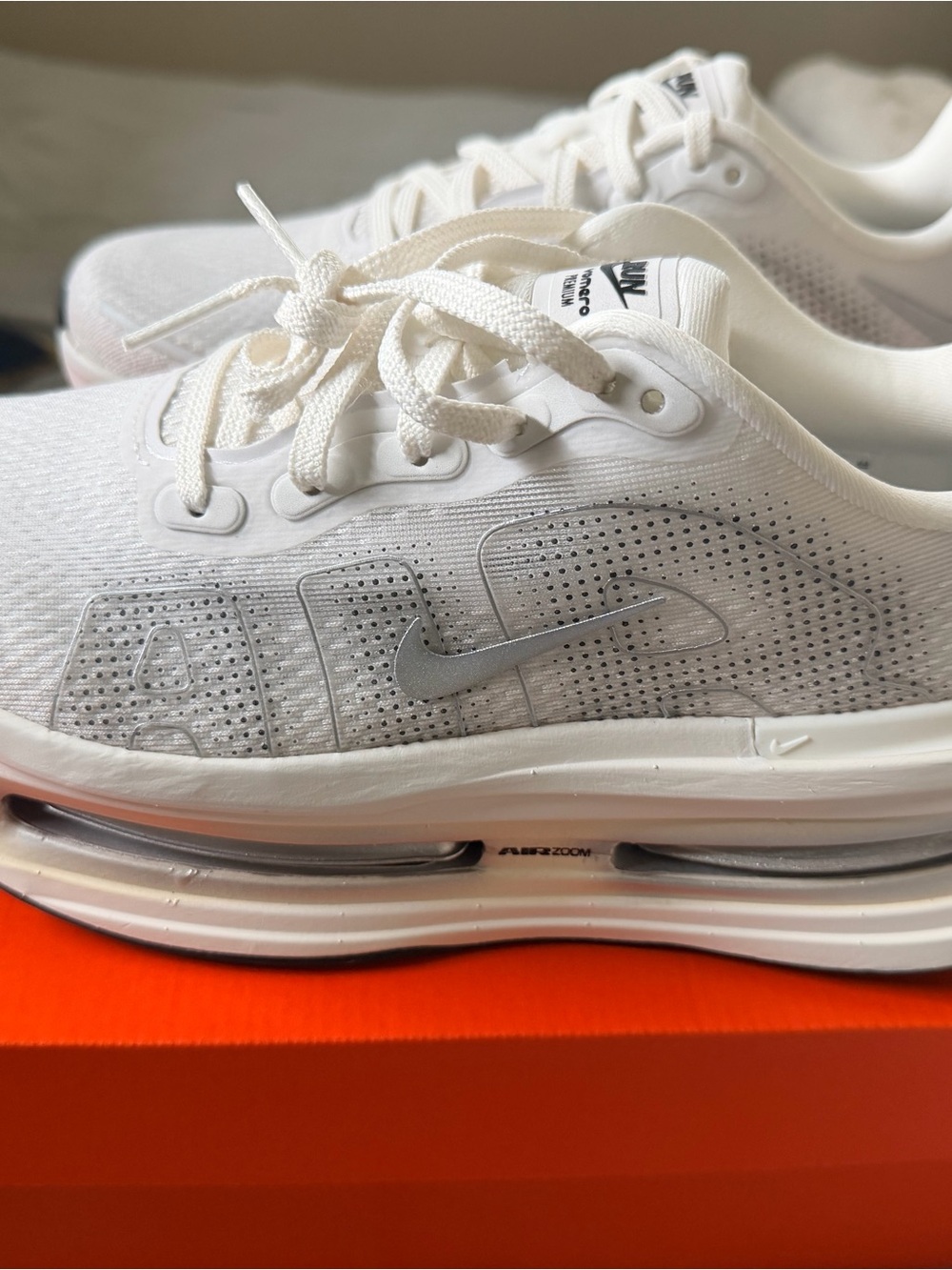BNIB Nike Women's White Vomero Premium size 7.5